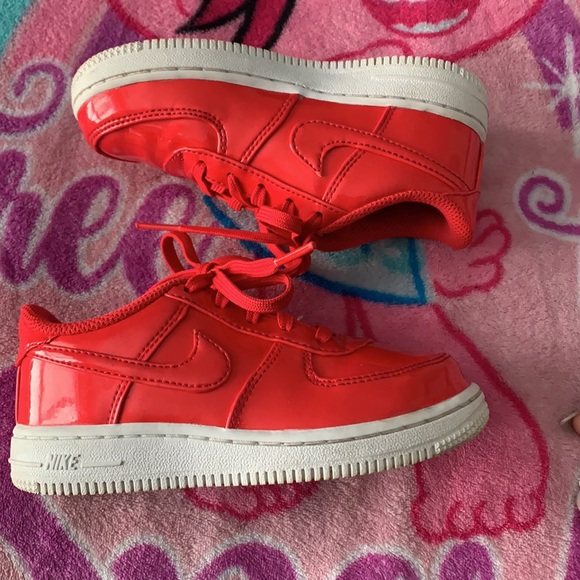 Toddler Nike sneakers change color in sunlight - Picture 4 of 4